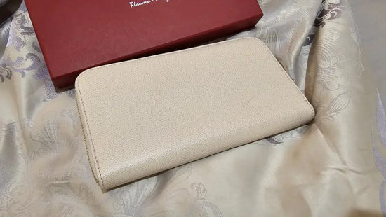 Ferragamo Gancini Long Wallet Zipper 2023